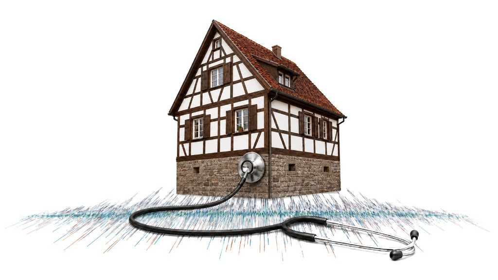 Fachwerkhaus mit Stethoskop — Vorbeugen ist besser als reparieren